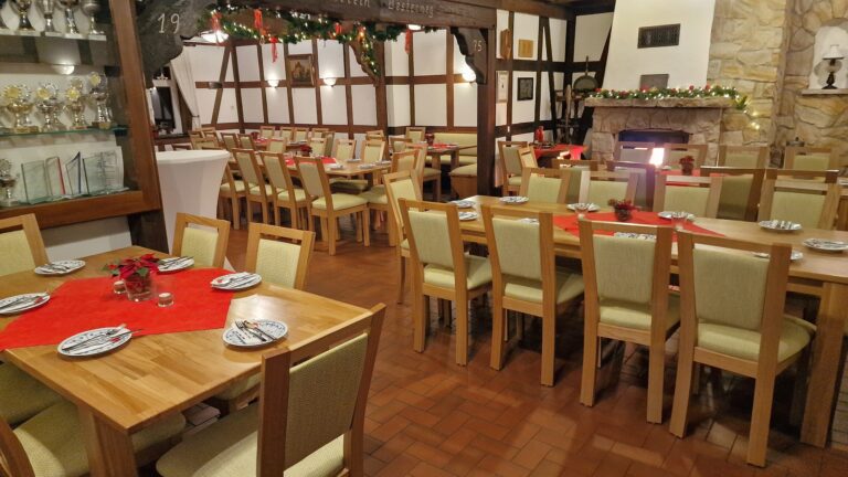 Neue Stühle für das Heimathaus